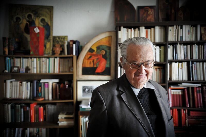 Pfarrer Fritz Leinung in seinem Arbeitszimmer vor Bücherregalen und Ikonen.